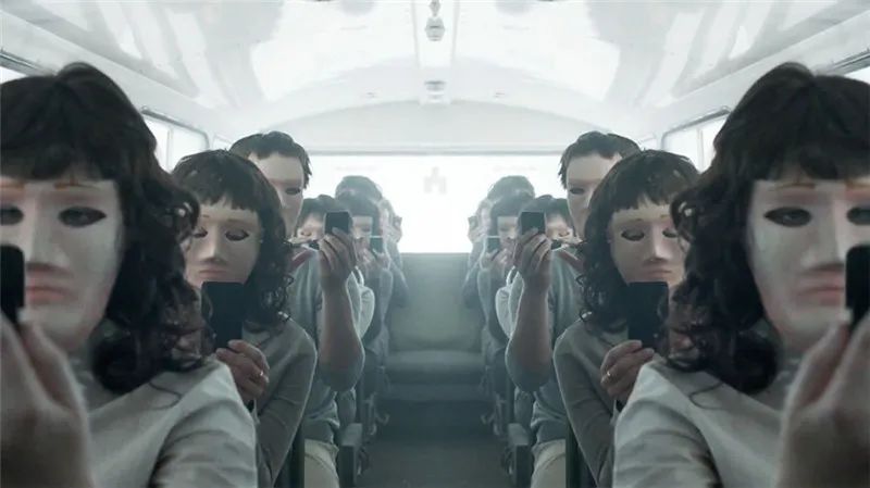 商务旅行戴帽子女老板同行剧照2