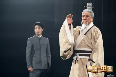 电梯粉衣女剧照1